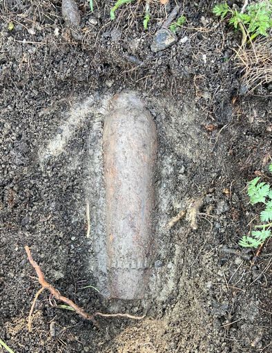 L’ordigno riaffiorato dal terreno L’ordigno riaffiorato dal terreno