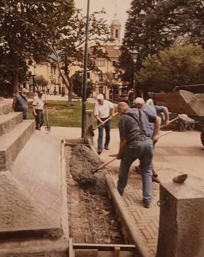 Gli Alpini si prendono cura del Monumento ai Caduti Gli Alpini si prendono cura del Monumento ai Caduti