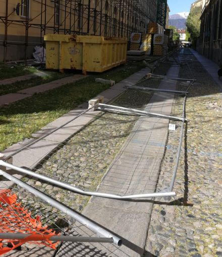 Le recinzioni divelte per colpire il Liceo Porporato Le recinzioni divelte per colpire il Liceo Porporato