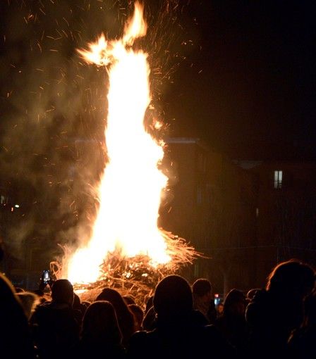 Il falò di 5 anni fa in piazza d'Armi (Foto di Cinzia Consolati) Il falò di 5 anni fa in piazza d'Armi (Foto di Cinzia Consolati)