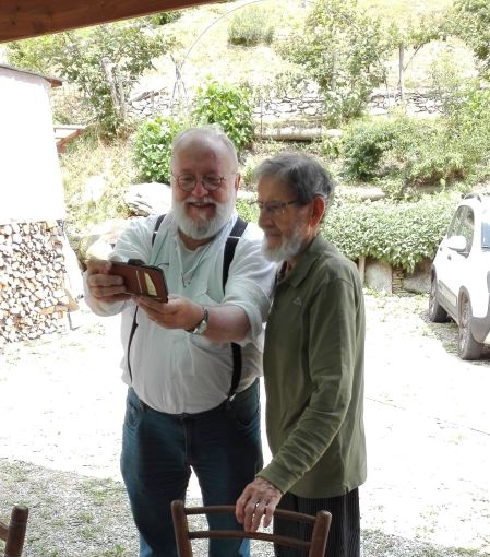 Edy Monnet (a destra), con un turista