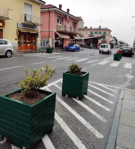 A Luserna San Giovanni arrivano le fioriere per proteggere i pedoni A Luserna San Giovanni arrivano le fioriere per proteggere i pedoni