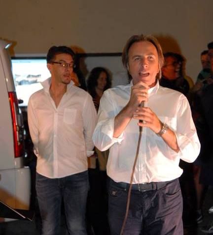 Il sindaco Bottano, con il microfono in mano