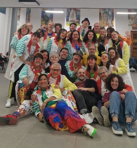 La potenza di indossare il ‘naso rosso’: sedici nuovi clown pinerolesi La potenza di indossare il ‘naso rosso’: sedici nuovi clown pinerolesi