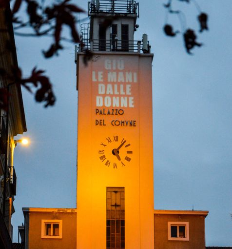 La torre del municipio illuminata (foto di Cinzia Consolati) La torre del municipio illuminata (foto di Cinzia Consolati)