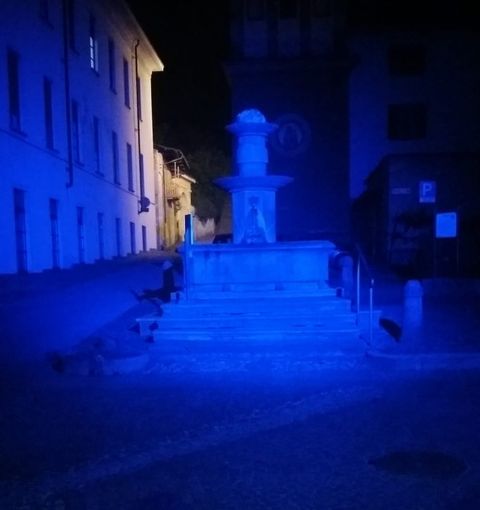 La fontana di Cavour illuminata di blu La fontana di Cavour illuminata di blu