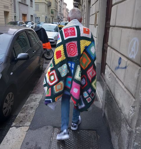 Una delle coperte realizzata con le mattonelle dell’albero di Natale Una delle coperte realizzata con le mattonelle dell’albero di Natale