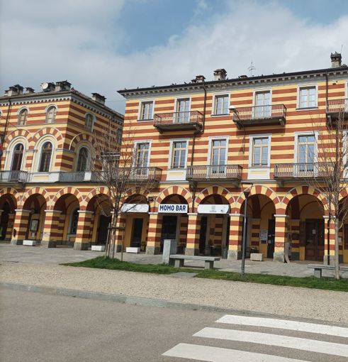 Al centro della foto, l’insegna del bar Momo