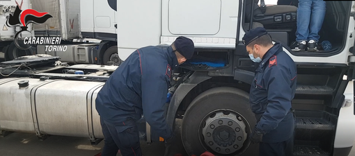 carabinieri perquisiscono un tir