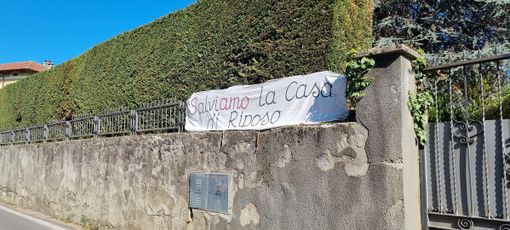 Lo striscione esposto davanti alla casa di riposo Bianchi di Cumiana