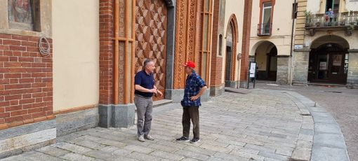 Da sinistra Paolo Zebelloni e Marco Davite di fronte al Duomo di Pinerolo dove verrà fatta una parte delle riprese