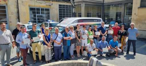 La consegna del mezzo stamattina nel cortile del municipio di Pinerolo
