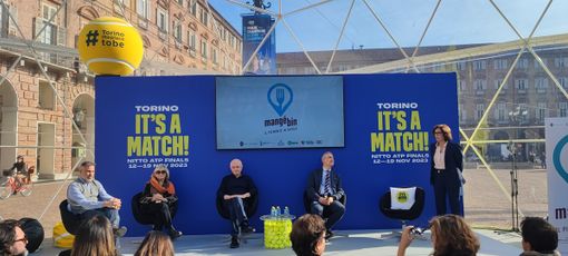 Presentazione all'interno della palla trasparente piazza Castello