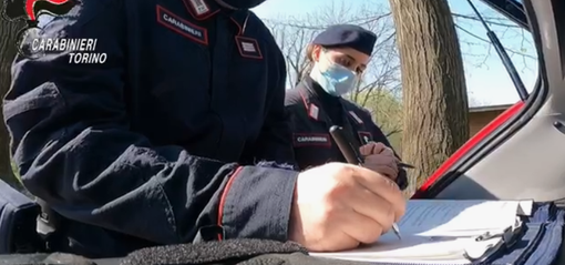 carabinieri compilano un verbale