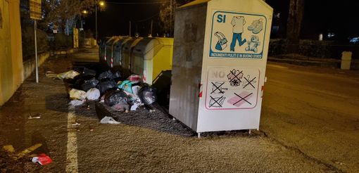 Rifiuti abbandonati all’ecopunto vicino al Basko Rifiuti abbandonati all’ecopunto vicino al Basko