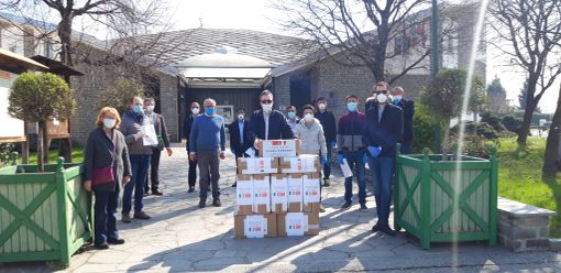 Le comunità cinesi donano migliaia di mascherine ai Comuni del Pinerolese (FOTO)