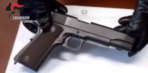 pistola recuperata dai carabinieri pistola recuperata dai carabinieri