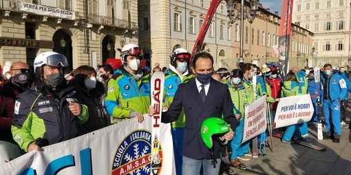 Cirio con i maestri di sci in piazza Castello a Torino per protesta