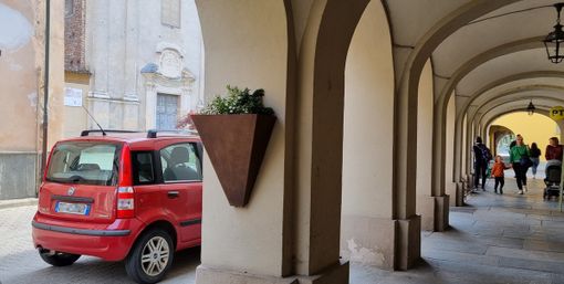 Una delle fioriere adottate