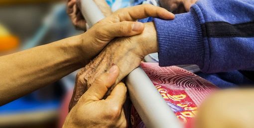 Una mano di conforto per un anziano ricoverato in Rsa Una mano di conforto per un anziano ricoverato in Rsa
