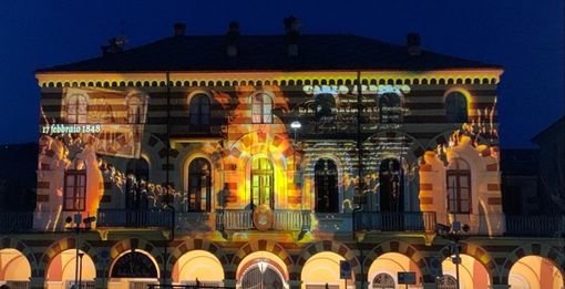 La proiezione sulla facciata del municipio