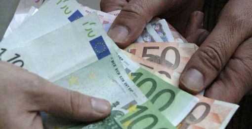 Finto carabiniere truffa anziana di Moncalieri, portandole via 8 mila euro: ma le telecamere lo inchiodano Finto carabiniere truffa anziana di Moncalieri, portandole via 8 mila euro: ma le telecamere lo inchiodano