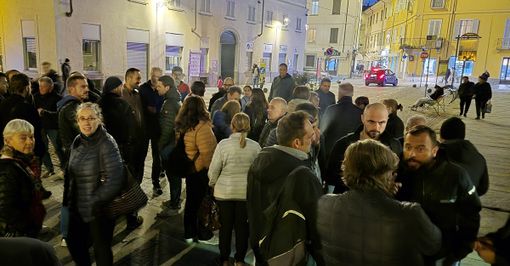 La protesta dei lavoratori davanti al Comune di Pinerolo