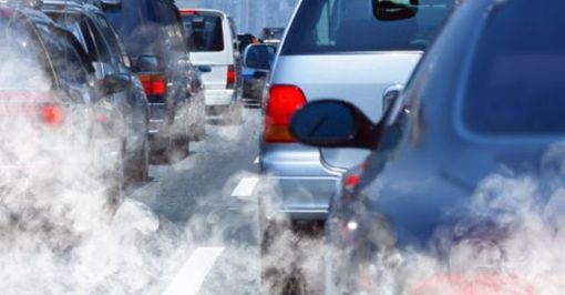 auto in coda e fumi di scappamento
