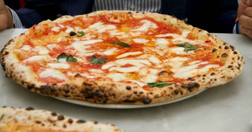 Pizza margherita servita in un piatto