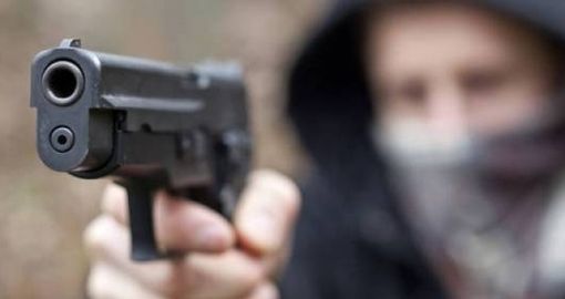 Entra in farmacia armato di pistola: momenti di paura a Nichelino (foto d'archivio)