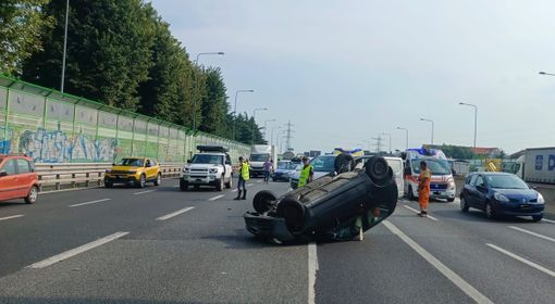 Incidente sulla Tangenziale Sud: tre veicoli coinvolti, un'auto ribaltata e traffico in tilt Incidente sulla Tangenziale Sud: tre veicoli coinvolti, un'auto ribaltata e traffico in tilt