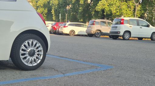 Da domani a Pinerolo si parcheggia gratis sulle strisce blu