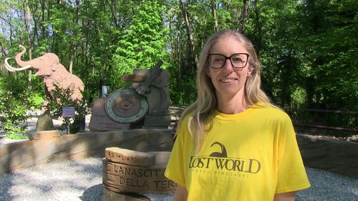 Lorena Boetto di fronte alla nuova opera d’arte