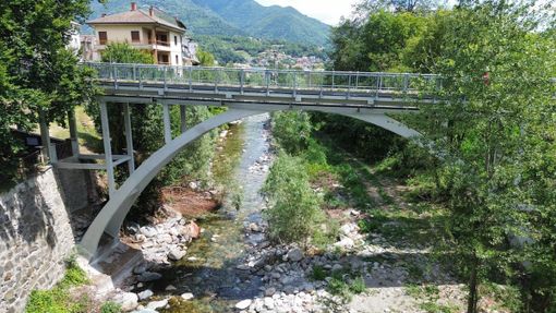 Pomaretto, la passerella sul Germanasca è riaperta ma sono attesi ancora asfalto e micropali Pomaretto, la passerella sul Germanasca è riaperta ma sono attesi ancora asfalto e micropali