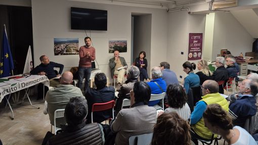 Luca Salvai durante il suo intervento nella sede del Pd