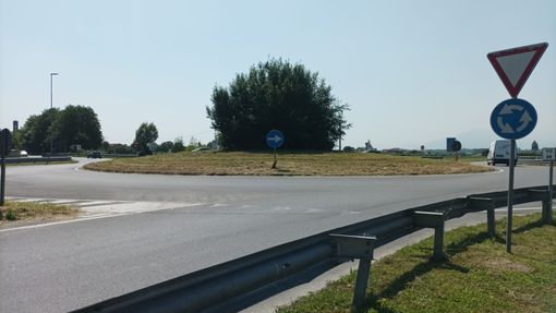 Erba alta alle rotonde di Osasco: dopo il trattore, entra in azione l’Anas Erba alta alle rotonde di Osasco: dopo il trattore, entra in azione l’Anas
