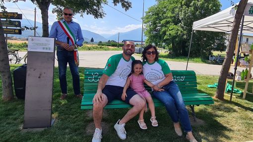 In piedi il sindaco Paolo Rossetto, seduti Massimo Gasca, la figlia Ludovica e la moglie Elena Lauro