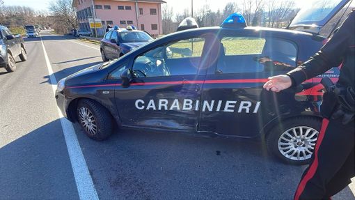 L’auto dei carabinieri urtata nella fiancata L’auto dei carabinieri urtata nella fiancata