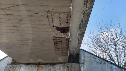 Pinerolo: un mezzo danneggia il cavalcavia e si dilegua nel nulla