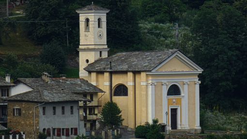 Vista sul tempio valdese con il campanile con l’orologio, che ha ripreso a segnare il tempo (foto di Levi Rivoira)