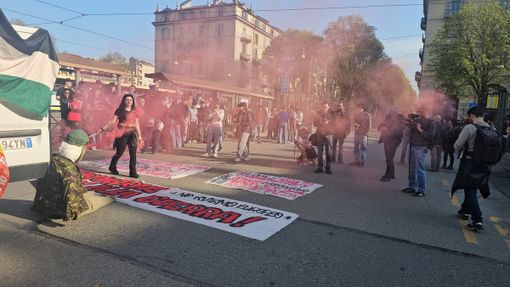 Fumogeni e striscioni in piazza a Torino Fumogeni e striscioni in piazza a Torino