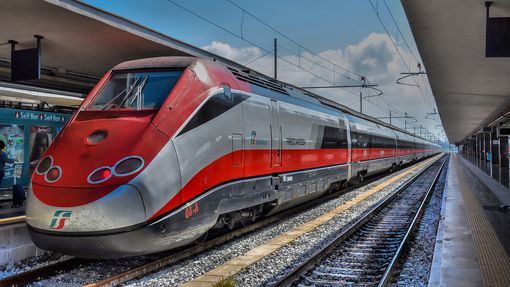 Treni, il Governo fa dietrofront: Speranza ripristina l'obbligo del distanziamento sui convogli