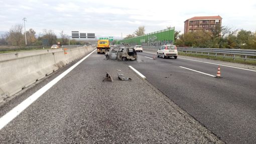 Stupinigi, attimi di paura: auto prende fuoco sulla tangenziale Stupinigi, attimi di paura: auto prende fuoco sulla tangenziale