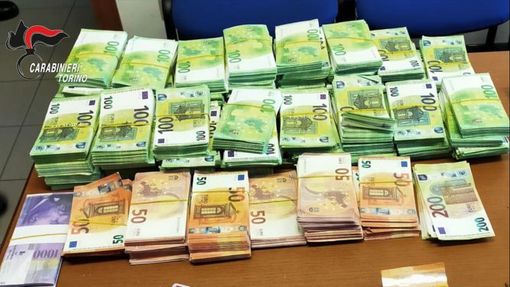 banconote fac simile su tavolo carabinieri banconote fac simile su tavolo carabinieri