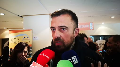 Chef Rubio incoraggia i No Tav: "In Val Susa la piú bella forma di resistenza del Paese" Chef Rubio incoraggia i No Tav: "In Val Susa la piú bella forma di resistenza del Paese"