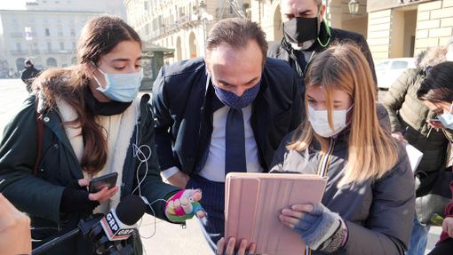 Piemonte arancione, scuola media "rossa", Cirio tiene il punto: "Prudenza in vista delle Feste. Recupereremo i giorni persi in presenza" Piemonte arancione, scuola media "rossa", Cirio tiene il punto: "Prudenza in vista delle Feste. Recupereremo i giorni persi in presenza"