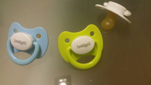 Il ‘primo ciuccio’ ai nati il 1° gennaio lo regalano Torinoggi e Piazzapinerolese Il ‘primo ciuccio’ ai nati il 1° gennaio lo regalano Torinoggi e Piazzapinerolese