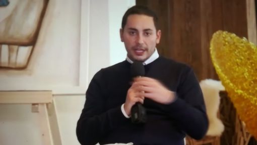 Presentazione con persone sedute a semicerchio