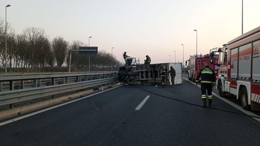 Mezzo pesante si ribalta sul raccordo Torino-Pinerolo: traffico paralizzato Mezzo pesante si ribalta sul raccordo Torino-Pinerolo: traffico paralizzato