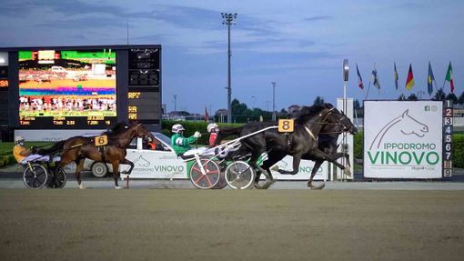 Una grande notturna all'ippodromo di Vinovo con il debutto ufficiale dei 2 anni Una grande notturna all'ippodromo di Vinovo con il debutto ufficiale dei 2 anni